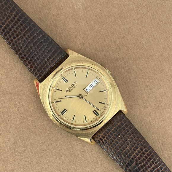 VINTAGE 1984 Bulova Date Accutron Gold Swiss Watch - Picture 5 of 9